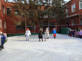 Зиму провожаем, Весну встречаем Зиму провожаем, Весну встречаем.