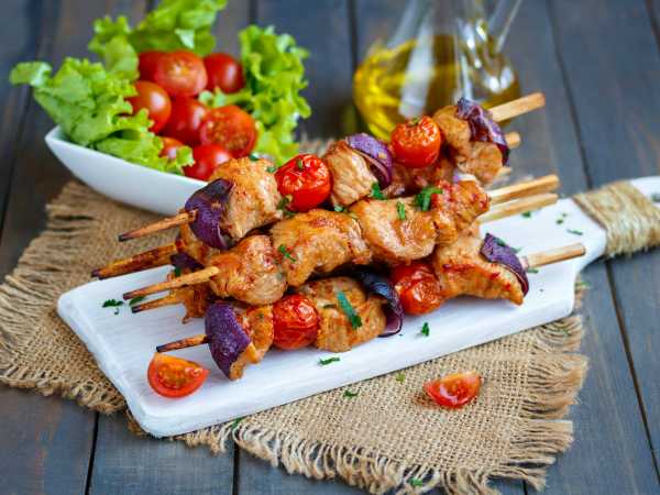 #ЗдоровыйНовыйГод Шашлычки из индейки на шпажках в духовке #ЗдоровыйНовыйГод Шашлычки из индейки на шпажках в духовке.